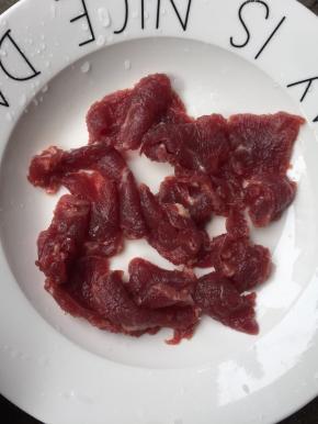 醒发面团的时候可以来腌制牛肉。将牛肉切成薄片（牛肉我选择的是里脊肉）