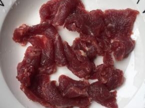 醒发面团的时候可以来腌制牛肉。将牛肉切成薄片（牛肉我选择的是里脊肉）