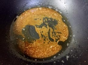 小火炒至如图颜色即可。