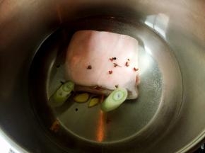 五花肉洗净加适量清水放入锅中，加入半份的大葱、花椒、生姜片大火煮开，转小火煮至肉可用筷子插进去。