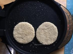 电饼档先预热后接着将上下盘各刷上一层玉米油，放入面饼，盖上盖子自主烙烤4分钟
