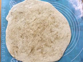 在面团表面涂抹上一层玉米油，再均匀抹上花椒粉
