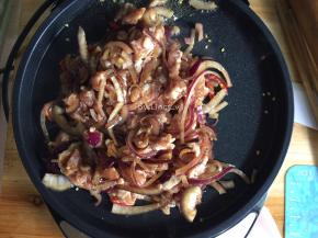 加入腌好的肉翻炒