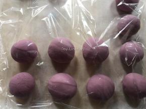 再将每小段面团揉圆，用保鲜膜盖上松弛20分钟左右
