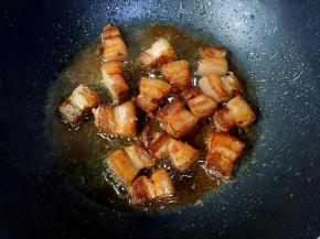 再次放入五花肉翻炒片刻至肉裹上糖色。