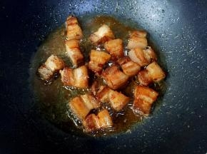 再次放入五花肉翻炒片刻至肉裹上糖色。