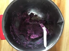 蒸熟的紫薯用勺背压成泥
