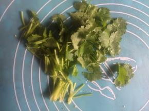 香菜洗净后切小待用
