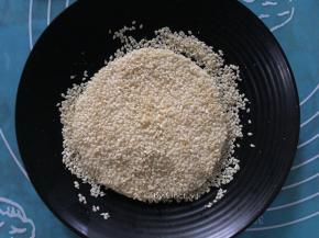 放到芝麻上均匀地沾满芝麻后静置10分钟
