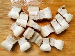 煮好的五花肉切小方块。