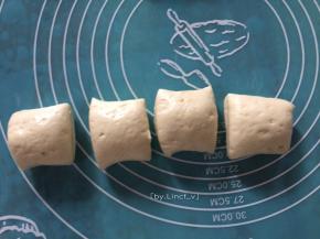 将面团从一端向另一端卷起，卷紧。然后切成大小差不多的10份
