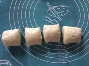 将面团从一端向另一端卷起，卷紧。然后切成大小差不多的10份
