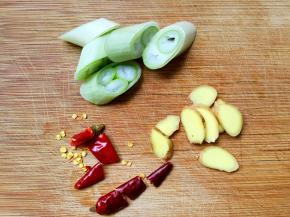 将配料切成如图所示。