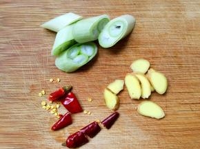 将配料切成如图所示。