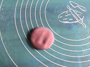 接着案板抹上玉米油，将小面团压扁
