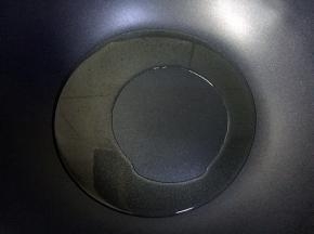 热锅倒油烧至八成热。