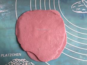 用擀面杖擀开，将其中一张面片抹上玉米油，然后两张相叠。用擀面杖将叠在一起的两张面片擀开成大面片
