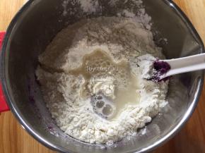 加入面粉和清水（水的用量可根据自己用的面粉吸水量决定）