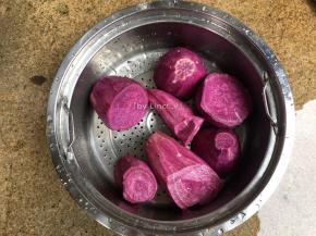 紫薯去皮洗净后切小块放到蒸锅中蒸熟