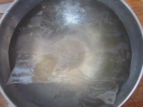 吉利丁片提前20分钟用冰水泡软。注意一定是冰水泡，否则影响凝固效果！