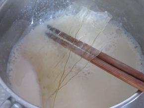 稍微待个20秒左右，让奶酪液温度稍微降下来一点点，大约70--80度的样子，把泡软的吉利丁片放入