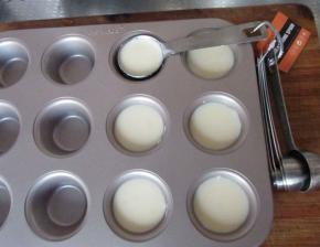 把做好的液体倒入迷你玛芬模具中，我用的量勺舀进去的，这样不会洒出来