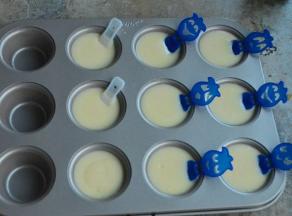 一个个的插入，然后冷藏2小时左右，让其凝固。现在北方气温很低，我放厨房放了3小时它就凝固了，气温高的话一定要冷藏