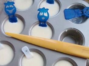 脱模时用脱模刀轻轻沿着模具边缘划一圈，就可以轻松取出来啦