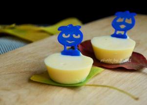 做好的奶酪棒，个头小巧可爱，用的手持棒萌萌的，所以小家伙看见好喜欢的。