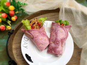 卷成卷状，插上牙签固定即可食用