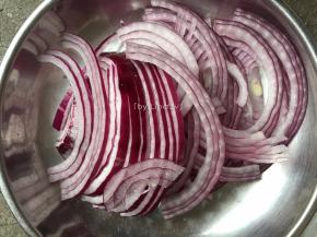 洋葱洗净后切丝待用
