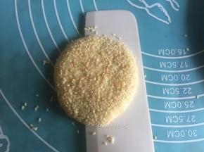 将烧饼用刀切片，一端不切断