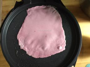 电饼铛预热后刷上玉米油，再放入擀好的面片，盖上电饼铛盖子，用烙饼模式烙烤约1分来钟即可
