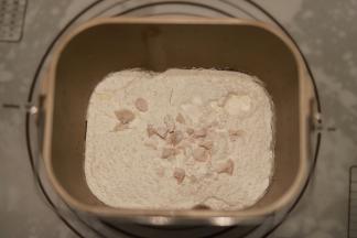 将所有材料从液体到粉类顺序（除黄油外）放入面包机桶内