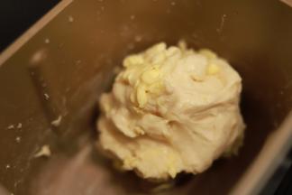 检查面团状态，能拉出粗膜时放入黄油