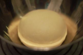 将面团整形成圆形，放入盆内，盖上保鲜膜，25度发酵