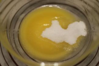 发酵面团时处理椰蓉陷：黄油隔水融化，加入砂糖