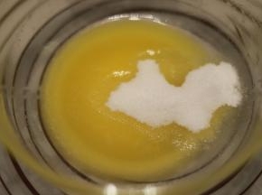 发酵面团时处理椰蓉陷：黄油隔水融化，加入砂糖