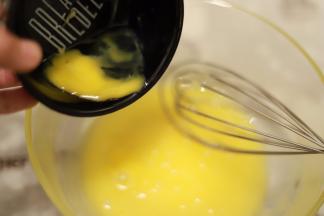 拌至糖化后分次加入鸡蛋液