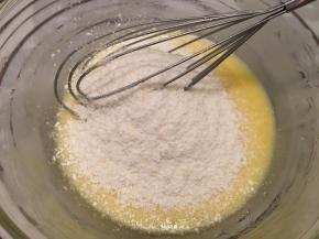 加入椰蓉，拌匀后分成6份，盖保鲜膜备用