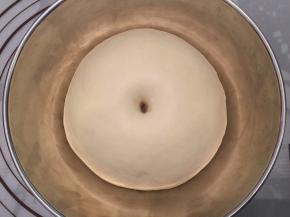 手沾面粉插入面团，不塌陷不回缩即发酵好了