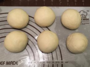 面团轻压排气，平均分成6份