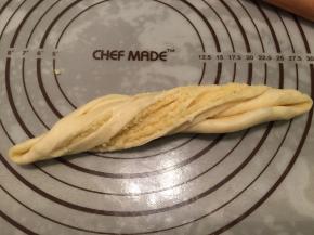 拿起面团，轻轻拉伸扭转