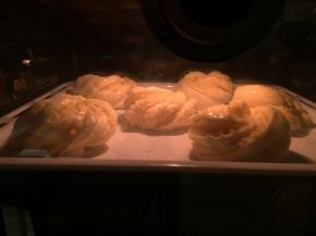 烤箱预热170度，上下火中层，烘烤20分钟