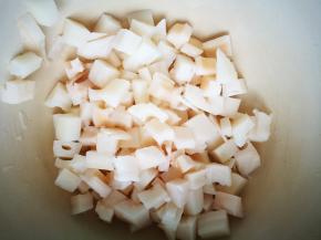 切成大小均匀的藕丁