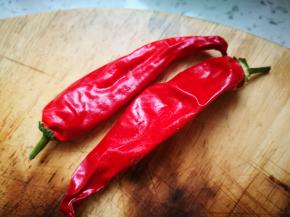 红辣椒自己种的，比较辣，用了2个