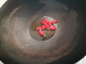 锅烧热，倒入花生油，放入辣椒，火不要太大，防止辣椒炒糊有苦味