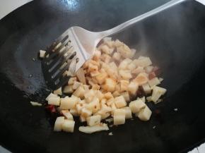 炒到藕丁有点点粘锅了，加生抽翻炒，颜色好看些