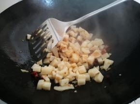 炒到藕丁有点点粘锅了，加生抽翻炒，颜色好看些