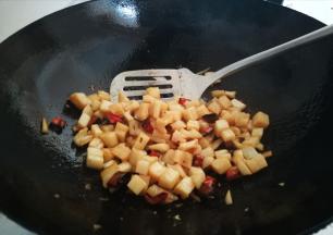 加盐，黑胡椒，火转大倒入半勺多点醋，沿锅边一呛，翻炒均匀起锅